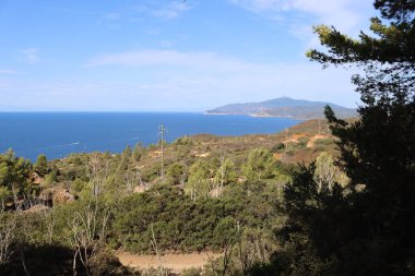 Massawa, Eritre-Eylül 02, 2021: Massawa 'dan Asmara' ya giden Eritre Kızıl Denizi 'nden inanılmaz manzara. Kötü hava ve bazı yeşil alanlar.