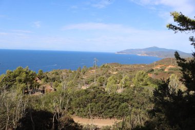 Massawa, Eritre-Eylül 02, 2021: Massawa 'dan Asmara' ya giden Eritre Kızıl Denizi 'nden inanılmaz manzara. Kötü hava ve bazı yeşil alanlar.