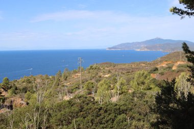 Massawa, Eritre-Eylül 02, 2021: Massawa 'dan Asmara' ya giden Eritre Kızıl Denizi 'nden inanılmaz manzara. Kötü hava ve bazı yeşil alanlar.