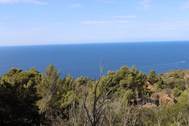 Massawa, Eritre-Eylül 02, 2021: Massawa 'dan Asmara' ya giden Eritre Kızıl Denizi 'nden inanılmaz manzara. Kötü hava ve bazı yeşil alanlar.