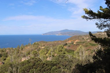 Massawa, Eritre-Eylül 02, 2021: Massawa 'dan Asmara' ya giden Eritre Kızıl Denizi 'nden inanılmaz manzara. Kötü hava ve bazı yeşil alanlar.