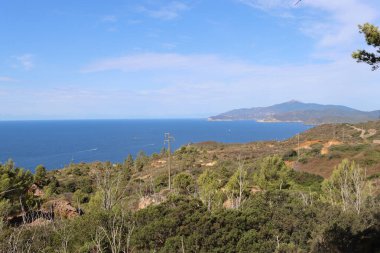 Massawa, Eritre-Eylül 02, 2021: Massawa 'dan Asmara' ya giden Eritre Kızıl Denizi 'nden inanılmaz manzara. Kötü hava ve bazı yeşil alanlar.