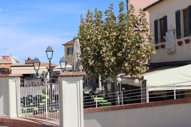 Elba, İtalya 2 Eylül 2021: Elba Adası 'ndan güzel yerler. Adanın havadan görüntüsü. Sahillerin yakınındaki küçük ünlü köyler. Yaz turistik yerleri. Arka planda bulutlar ve mavi gökyüzü.