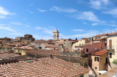 Elba, İtalya 2 Eylül 2021: Elba Adası 'ndan güzel yerler. Adanın havadan görüntüsü. Sahillerin yakınındaki küçük ünlü köyler. Yaz turistik yerleri. Arka planda bulutlar ve mavi gökyüzü.