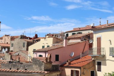 Elba, İtalya 2 Eylül 2021: Elba Adası 'ndan güzel yerler. Adanın havadan görüntüsü. Sahillerin yakınındaki küçük ünlü köyler. Yaz turistik yerleri. Arka planda bulutlar ve mavi gökyüzü.