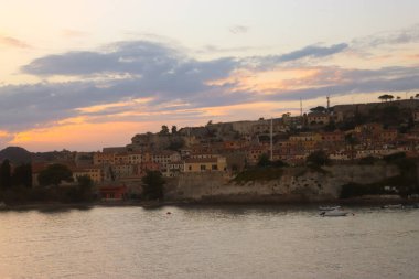 Elba, İtalya 01 Eylül 2021: Elba Adası 'ndan güzel yerler. Adanın havadan görüntüsü. Sahillerin yakınındaki küçük ünlü köyler. Yaz turistik yerleri. Arka planda bulutlar ve mavi gökyüzü.