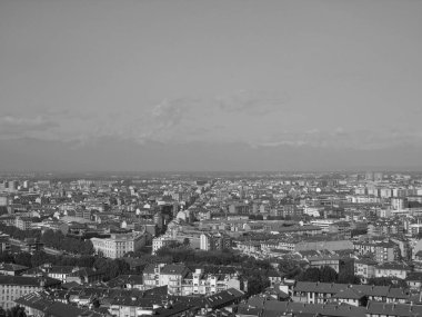 Liguria, İtalya - 10 Ekim 2021: Eski binaların panoramik manzaralı ve arka planda açık gökyüzü olan liguryan mekanlarına siyah beyaz güzel fotoğraflar.