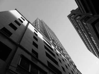 Liguria, İtalya - 10 Ekim 2021: Eski binaların panoramik manzaralı ve arka planda açık gökyüzü olan liguryan mekanlarına siyah beyaz güzel fotoğraflar.