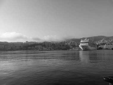 Liguria, İtalya - 10 Ekim 2021: Eski binaların panoramik manzaralı ve arka planda açık gökyüzü olan liguryan mekanlarına siyah beyaz güzel fotoğraflar.