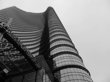 Milan, İtalya - 10 Ekim 2021 Milano 'nun eski ve modern mimarisinin siyah ve beyaz olarak inanılmaz bir başlığı. Sokaktan ufuk çizgilerinin detaylarına güzel bir manzara.