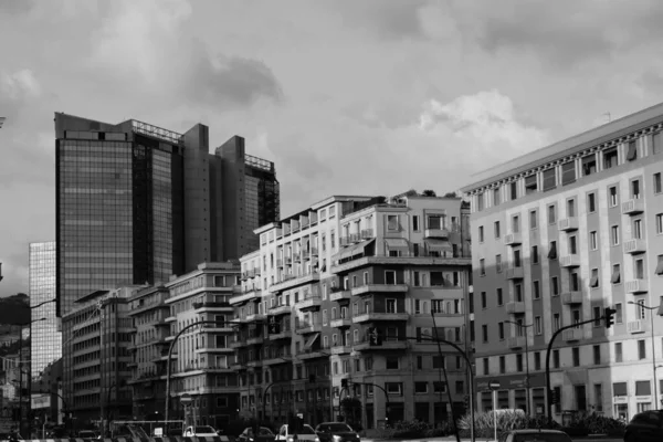 2021年10月10日 意大利利古里亚 色彩斑斓的黑白摄影作品 以俯瞰古代建筑的全景和蓝天为背景 — 图库照片