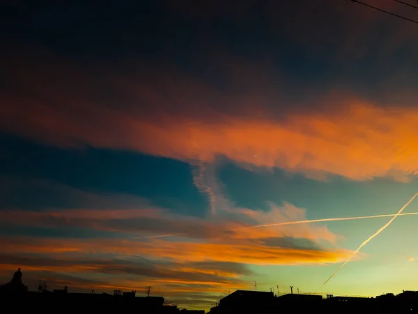 ジェノヴァ イタリア 2021年11月20日 美しい赤い空と背景にいくつかの素晴らしい雲とジェノヴァの海で冬の日に夕日の素晴らしいキャプション — ストック写真