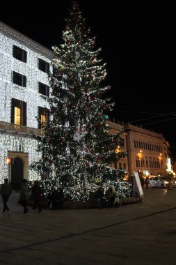 Cenova, İtalya - 15 Aralık 2021: Cenova şehir merkezindeki sokaklarda güzel noel süslemeleri. Kabartmaların üzerinde neon ışıklar var. Noel uzakta, insanların gecelerin tadını çıkardığı yerde..