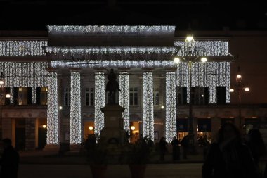 Cenova, İtalya - 15 Aralık 2021: Cenova şehir merkezindeki sokaklarda güzel noel süslemeleri. Kabartmaların üzerinde neon ışıklar var. Noel uzakta, insanların gecelerin tadını çıkardığı yerde..