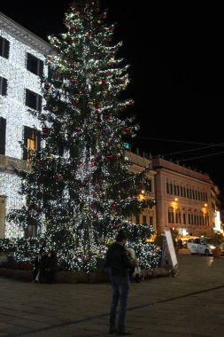Cenova, İtalya - 15 Aralık 2021: Cenova şehir merkezindeki sokaklarda güzel noel süslemeleri. Kabartmaların üzerinde neon ışıklar var. Noel uzakta, insanların gecelerin tadını çıkardığı yerde..