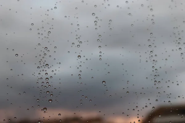 意大利热那瓦 2021年11月28日 美丽的宏观摄影 秋天的落水窗口 从窗户上反射出的雨水 背景是灰色的天空 — 图库照片