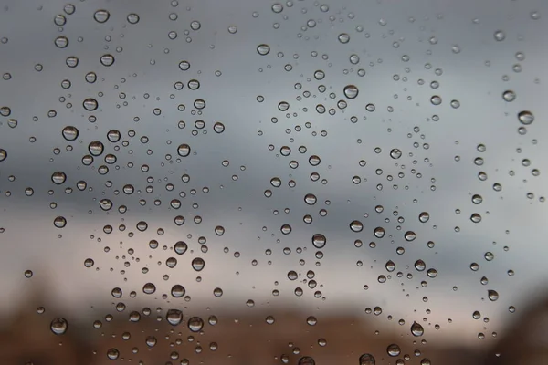 イタリアのジェノヴァ 2021年11月28日 秋に窓の上に水のドロップに美しいマクロ写真 窓の上に雨の反射 背景の灰色の空 — ストック写真
