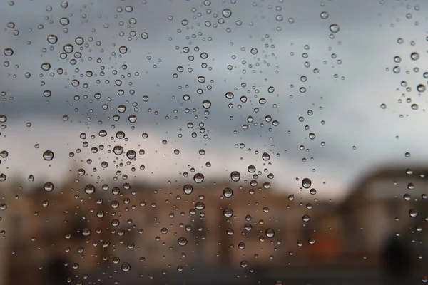 意大利热那瓦 2021年11月28日 美丽的宏观摄影 秋天的落水窗口 从窗户上反射出的雨水 背景是灰色的天空 — 图库照片