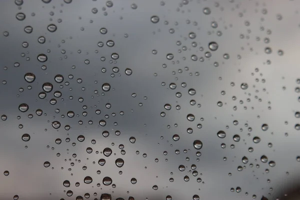 イタリアのジェノヴァ 2021年11月28日 秋に窓の上に水のドロップに美しいマクロ写真 窓の上に雨の反射 背景の灰色の空 — ストック写真