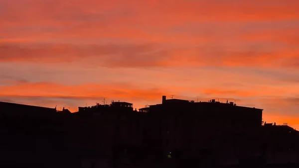 2021年1月1日 意大利热那亚 一张令人惊奇的照片 照片上是冬季的日落在大海和热那亚港口 背景是美丽的红色天空和一些令人惊奇的彩云 — 图库照片