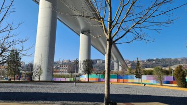 Cenova, Italy- 20 Ocak 2022 Cenova 'nın yeni köprüsünün manzarası çok güzel. Modern inşaat. Arka planda mavi gökyüzü olan Ponte San Giorgio..