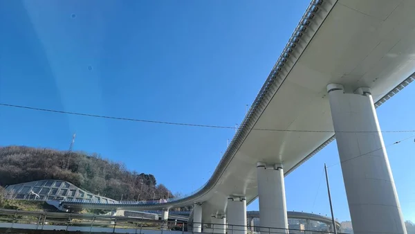 Cenova, Italy- 20 Ocak 2022 Cenova 'nın yeni köprüsünün manzarası çok güzel. Modern inşaat. Arka planda mavi gökyüzü olan Ponte San Giorgio..