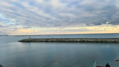 Cenova, İtalya - 12 Ocak 2022 - Deniz manzarası, mavi gökyüzü, bulutlar ve deniz Akdeniz 'in tropikal sularında kış günleri.