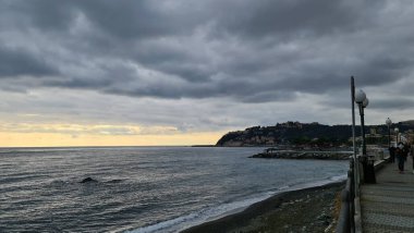 Cenova, İtalya - 12 Ocak 2022 - Deniz manzarası, mavi gökyüzü, bulutlar ve deniz Akdeniz 'in tropikal sularında kış günleri.