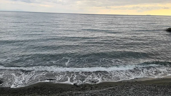 イタリアのジェノヴァ 2022年1月12日 冬の日に地中海の熱帯海域での海 青い空 雲と海 — ストック写真