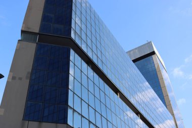 Cenova, İtalya-29 Ocak 2022: Gökyüzüne karşı güzel, modern, yüksek binalar. İş dünyasının başarısı ve teknolojisi üzerine üç boyutlu illüstrasyon. Bulutlar aynada yansıyor. Sanayi bölgesi..