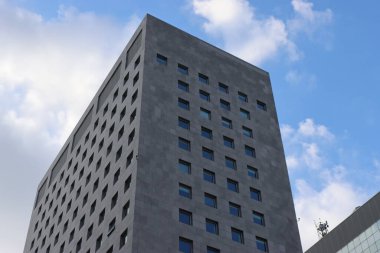 Cenova, İtalya-29 Ocak 2022: Gökyüzüne karşı güzel, modern, yüksek binalar. İş dünyasının başarısı ve teknolojisi üzerine üç boyutlu illüstrasyon. Bulutlar aynada yansıyor. Sanayi bölgesi..