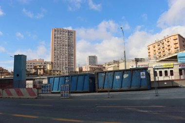 Cenova, İtalya-29 Ocak 2022: Gökyüzüne karşı güzel, modern, yüksek binalar. İş dünyasının başarısı ve teknolojisi üzerine üç boyutlu illüstrasyon. Bulutlar aynada yansıyor. Sanayi bölgesi..