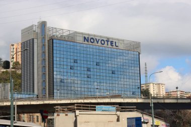 Cenova, İtalya-29 Ocak 2022: Gökyüzüne karşı güzel, modern, yüksek binalar. İş dünyasının başarısı ve teknolojisi üzerine üç boyutlu illüstrasyon. Bulutlar aynada yansıyor. Sanayi bölgesi..