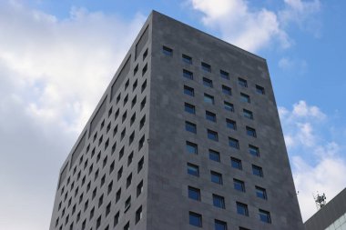 Cenova, İtalya-29 Ocak 2022: Gökyüzüne karşı güzel, modern, yüksek binalar. İş dünyasının başarısı ve teknolojisi üzerine üç boyutlu illüstrasyon. Bulutlar aynada yansıyor. Sanayi bölgesi..