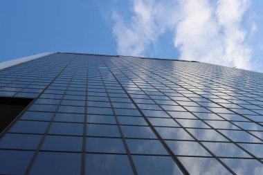 Cenova, İtalya-29 Ocak 2022: Gökyüzüne karşı güzel, modern, yüksek binalar. İş dünyasının başarısı ve teknolojisi üzerine üç boyutlu illüstrasyon. Bulutlar aynada yansıyor. Sanayi bölgesi..