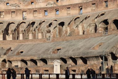 ROME, ITALY - 05 Şubat 2022: Roma, İtalya 'da Colosseum' un iç kısmının panoramik görüntüsü. Arka planda soğuk ve gri gökyüzü. Kemerlerin makro fotoğrafları.