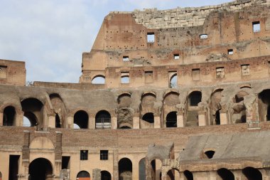 ROME, ITALY - 05 Şubat 2022: Roma, İtalya 'da Colosseum' un iç kısmının panoramik görüntüsü. Arka planda soğuk ve gri gökyüzü. Kemerlerin makro fotoğrafları.