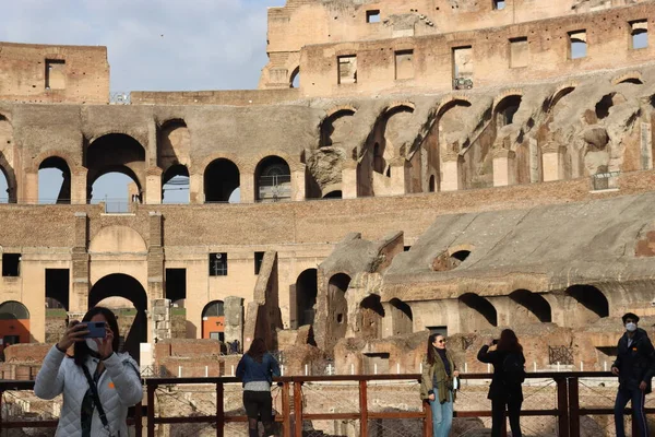 ローマ イタリア 2022年2月5日 イタリアのローマにあるコロッセオの一部のパノラマビュー 背景には寒空と灰色の空 アーチのマクロ写真 — ストック写真