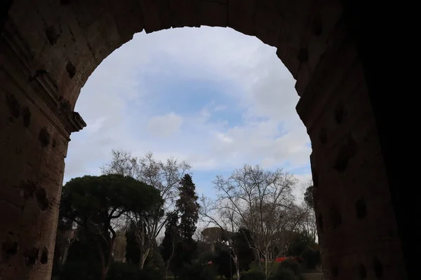 ローマ イタリア 2022年2月5日 イタリアのローマにあるコロッセオの一部のパノラマビュー 背景には寒空と灰色の空 アーチのマクロ写真 — ストック写真