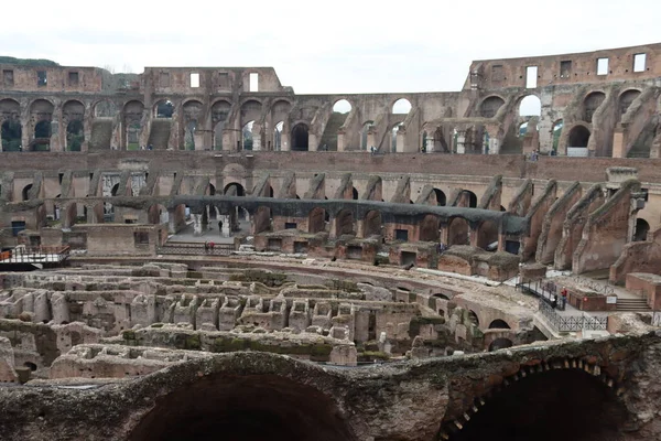 ローマ イタリア 2022年2月5日 イタリアのローマにあるコロッセオの一部のパノラマビュー 背景には寒空と灰色の空 アーチのマクロ写真 — ストック写真