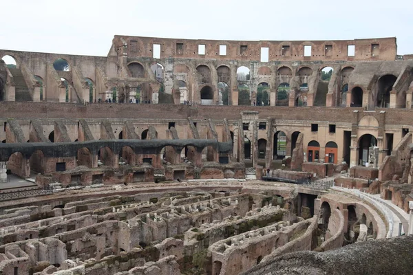 ローマ イタリア 2022年2月5日 イタリアのローマにあるコロッセオの一部のパノラマビュー 背景には寒空と灰色の空 アーチのマクロ写真 — ストック写真