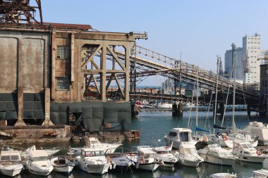 SAVONA, ITALY - 12 Şubat 2022 - İtalya Rivierası 'nda Savona Limanı. Yeni bölgenin yakınında eski bir konteynır kaldırıcısı var. Güzel küçük tekneler park edilmiş..