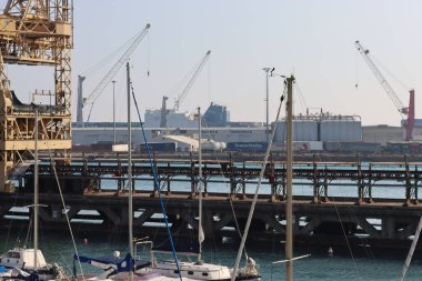 SAVONA, ITALY - 12 Şubat 2022 - İtalya Rivierası 'nda Savona Limanı. Yeni bölgenin yakınında eski bir konteynır kaldırıcısı var. Güzel küçük tekneler park edilmiş..