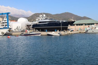 SAVONA, ITALY - 12 Şubat 2022 - İtalya Rivierası 'nda Savona Limanı. Yeni bölgenin yakınında eski bir konteynır kaldırıcısı var. Güzel küçük tekneler park edilmiş..