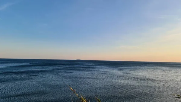 サヴォーナ イタリア 2022年2月12日 海の夕日のパノラマ 水の上の光 海の日の出 冬の日に少し波が — ストック写真