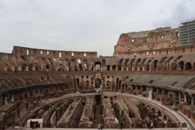 ROME, ITALY - 05 Şubat 2022: Roma, İtalya 'da Colosseum' un iç kısmının panoramik görüntüsü. Arka planda soğuk ve gri gökyüzü. Kemerlerin makro fotoğrafları.