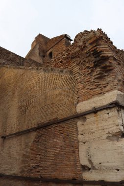 ROME, ITALY - 05 Şubat 2022: Roma, İtalya 'da Colosseum' un iç kısmının panoramik görüntüsü. Arka planda soğuk ve gri gökyüzü. Kemerlerin makro fotoğrafları.