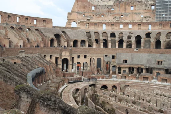 ROME, ITALY - 05 Şubat 2022: Roma, İtalya 'da Colosseum' un iç kısmının panoramik görüntüsü. Arka planda soğuk ve gri gökyüzü. Kemerlerin makro fotoğrafları.