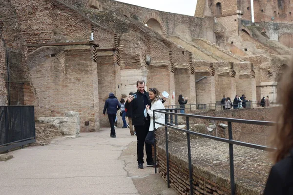 ROME, ITALY - 05 Şubat 2022: Roma, İtalya 'da Colosseum' un iç kısmının panoramik görüntüsü. Arka planda soğuk ve gri gökyüzü. Kemerlerin makro fotoğrafları.