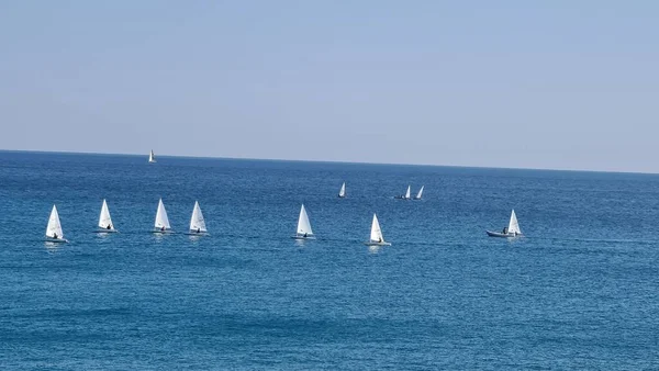 サヴォーナ イタリア 2022年2月12日 青い海のパノラマ 水の上の光 海の日の出 冬の日には少し波がある 澄んだ空が水面に映る — ストック写真